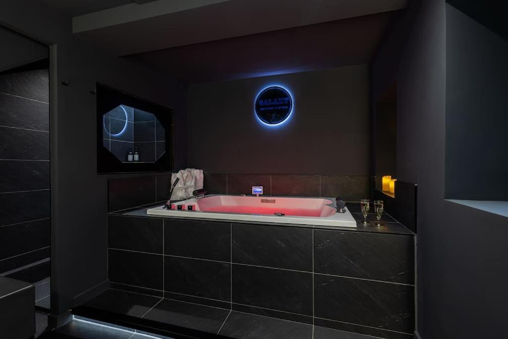 Galaxy La Tete Dans Les Etoiles Apartment Riom Luaran gambar